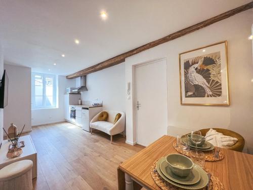 un salon avec une table et une salle à manger dans l'établissement Escapade Chambertine au cœur de Gevrey-Chambertin, à Gevrey-Chambertin