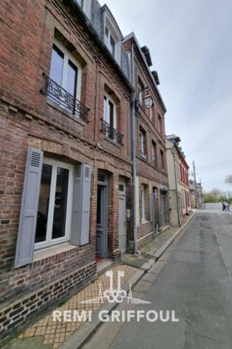 Une rue vide à côté d'un vieux bâtiment en briques dans l'établissement La Maison d’Etienne Renovated in 2025! City Center 4 Guests, à Honfleur