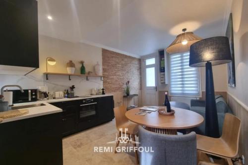 une cuisine avec une table et une salle à manger dans l'établissement La Maison d’Etienne Renovated in 2025! City Center 4 Guests, à Honfleur