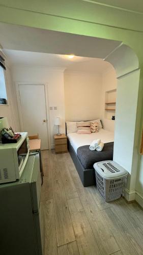 a small bedroom with a bed in a room at Economic room Sheperds Bush - hotel-like room in London
