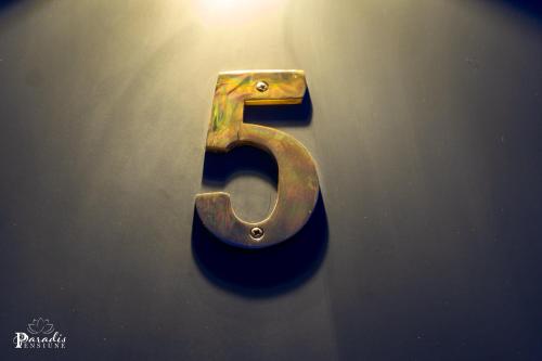 a wooden number is on a wall at Pensiunea Paradis Buzias in Buziaş