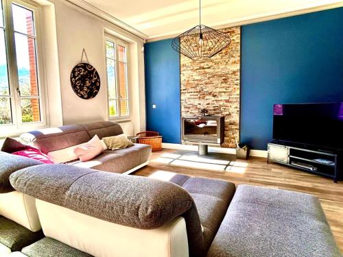 La Villa Madeleine في جوسيير: غرفة معيشة مع أريكة وتلفزيون