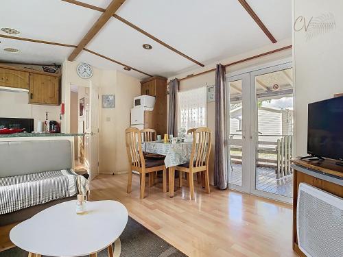 Η κουζίνα ή μικρή κουζίνα στο Mobil-Home VI 10 à Vias - La Carabasse - Camping Siblu avec piscine payante