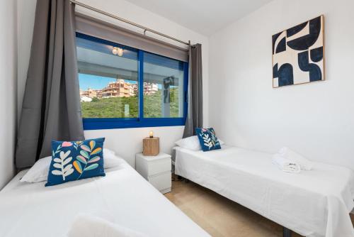 Ένα ή περισσότερα κρεβάτια σε δωμάτιο στο Duquesa Suites Seaview