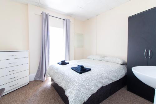 a bedroom with a bed and a sink and a tub at Brookvale Guest House Room 10 in Southampton