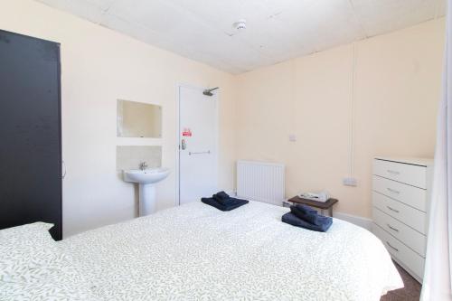 a white bedroom with a bed and a sink at Brookvale Guest House Room 10 in Southampton