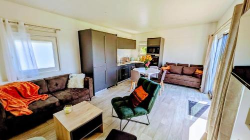 Les petites maisons dans la Monterie La Source