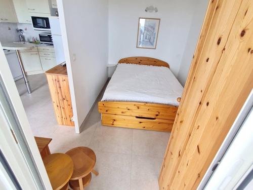 Cette petite chambre comprend un lit et une cuisine. dans l'établissement T3 climatisé avec piscine, tennis et parking à 200m des plages - FR-1-316-252, à Six-Fours-les-Plages