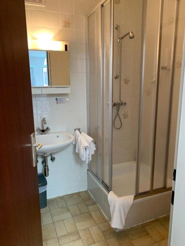 Un baño de Hotel Restaurant Schwarzer Adler