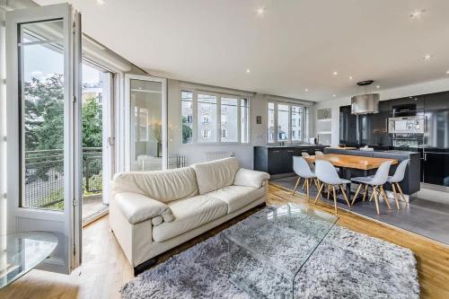 un salon avec un canapé blanc et une table dans l'établissement Le Balzac- 2 chambres - Proche Place de Bretagne, à Rennes