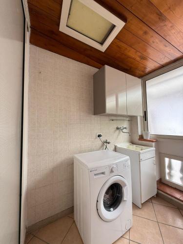 a washer and dryer in a kitchen with a ceiling at Tesoro di Alarico in Cosenza