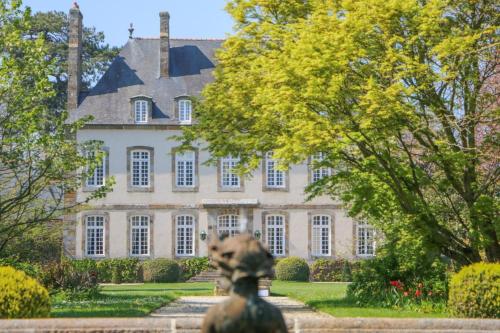 une maison avec une statue devant dans l'établissement Bonne rencontre, à Saint-Malo