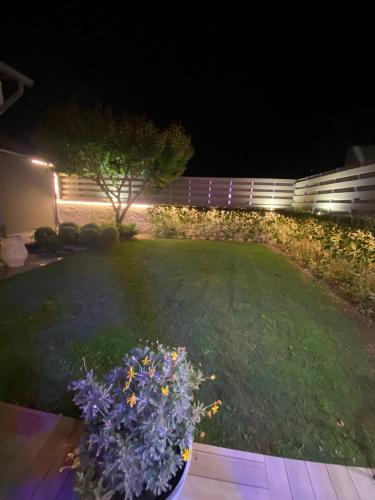 Κήπος έξω από το Villa ELi - Luxury Nature Getaway - Strategically located for Beach Exploration - Onsite Power for Electric Vehicle