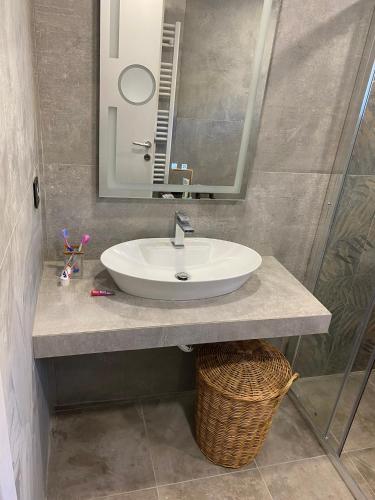 Ένα μπάνιο στο Villa ELi - Luxury Nature Getaway - Strategically located for Beach Exploration - Onsite Power for Electric Vehicle