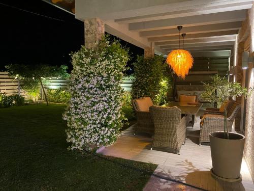 Κήπος έξω από το Villa ELi - Luxury Nature Getaway - Strategically located for Beach Exploration - Onsite Power for Electric Vehicle
