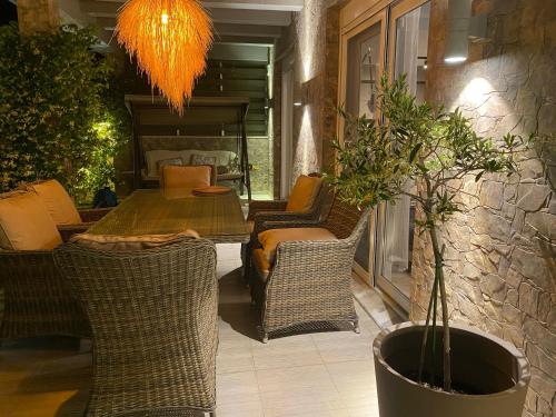 Χώρος καθιστικού στο Villa ELi - Luxury Nature Getaway - Strategically located for Beach Exploration - Onsite Power for Electric Vehicle