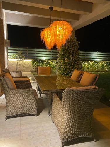Χώρος καθιστικού στο Villa ELi - Luxury Nature Getaway - Strategically located for Beach Exploration - Onsite Power for Electric Vehicle