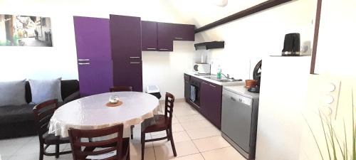 Η κουζίνα ή μικρή κουζίνα στο T2 avec terrasse, table de Ping-pong, parking privé au centre d'Azay