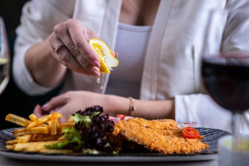 ホテルの敷地内または近くでの食事または食べ物