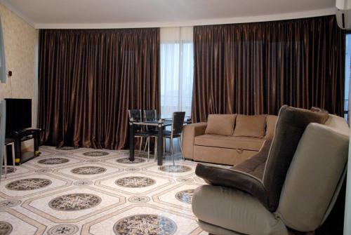 Ein Sitzbereich in der Unterkunft ORBI First Line APARTHOTEL