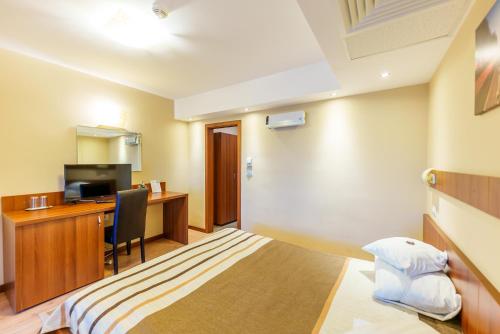 Televisyen dan/atau pusat hiburan di Hotel Crisana Arad