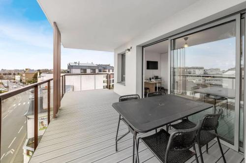 a balcony with a table and chairs on it at Le Canephora - 800m mer, terrasse, parking, 400m gare in Saint Malo