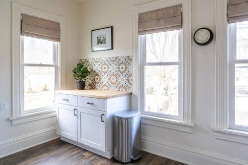 Φωτογραφία από το άλμπουμ του Charming Historic Upper | Walk to Downtown, Lakes σε Oconomowoc