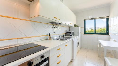 Vila Nova Sunny 2BR Apt with Pool by LovelyStay