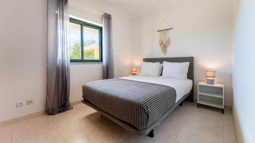 Vila Nova Sunny 2BR Apt with Pool by LovelyStay
