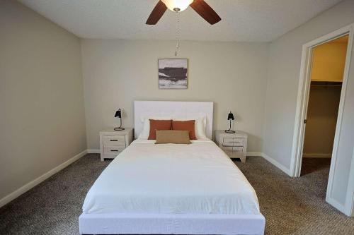 Ένα ή περισσότερα κρεβάτια σε δωμάτιο στο Northtown Apartments 4b I Comfy 2 Bed 2 Bath