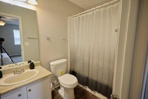 Ένα μπάνιο στο Northtown Apartments 4b I Comfy 2 Bed 2 Bath