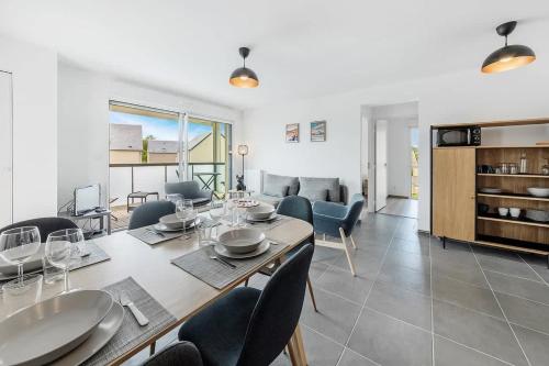 une salle à manger et un salon avec une table et des chaises dans l'établissement Carthage - Bel appartement - Proche plage, à Saint-Malo