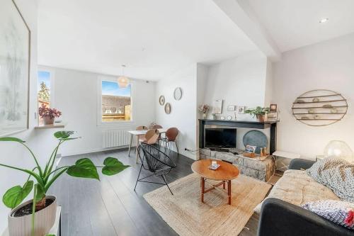 un salon avec un canapé et une table dans l'établissement Le Calypso -proche du centre - Terrasse et parking, à Vannes