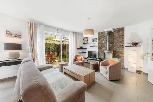 un salon avec un canapé, des chaises et une table dans l'établissement Le Voilier - Maison 4 chambres - Jardin et Parking, à Cancale