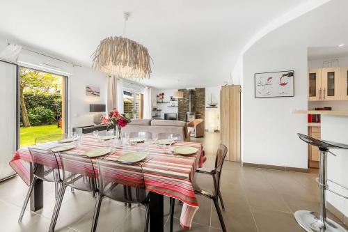 une salle à manger avec une table et des chaises dans l'établissement Le Voilier - Maison 4 chambres - Jardin et Parking, à Cancale