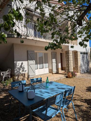 Rez de villa, jardin, parking à 10 minutes de la plage