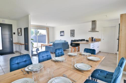 une salle à manger et un salon avec une table et des chaises dans l'établissement La Saint Valentin #DolceVita, à Châteaubernard