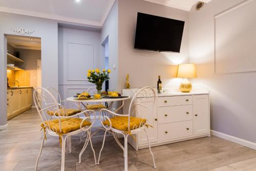 Телевизор и/или развлекательный центр в Serenity Beach apartments