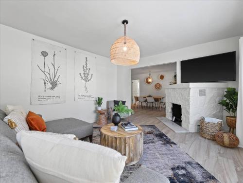 Μια τηλεόραση ή/και κέντρο ψυχαγωγίας στο Well Appointed Home | Large Patio + Steps to Lake