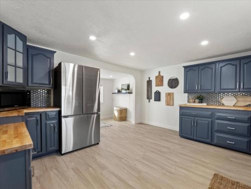Η κουζίνα ή μικρή κουζίνα στο Well Appointed Home | Large Patio + Steps to Lake