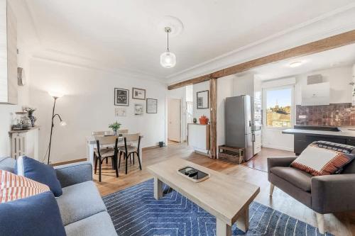 un salon avec un canapé et une table dans l'établissement Thabor, beau duplex, 2 chambres, à Rennes