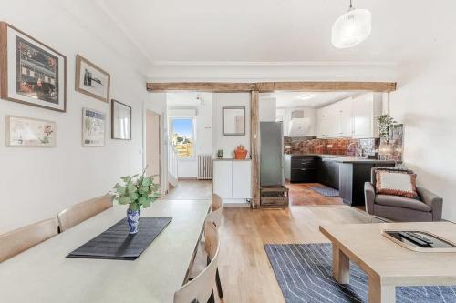 un salon avec une table et une cuisine dans l'établissement Thabor, beau duplex, 2 chambres, à Rennes