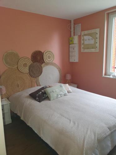 a bedroom with a large white bed with a window at Résidence La Rose in La Bourboule