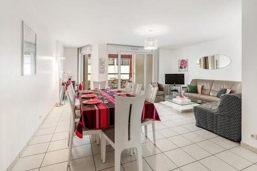 une salle à manger et un salon avec une table et des chaises dans l'établissement Le Camélia - Plage et Intra-muros - Parking, à Saint-Malo