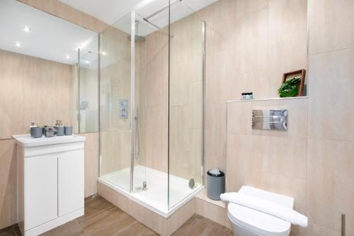 Et badeværelse på London City Angel 2 Bedroom 2 Bath Balcony Duplex Apartment