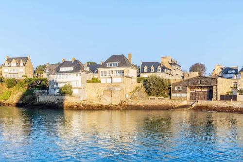 a group of houses on the banks of a river at Albatros, grand duplex, 4 chambres, vue mer in Saint Malo
