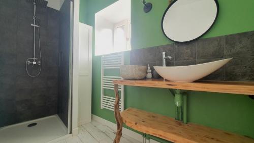 une salle de bain avec un lavabo et un miroir dans l'établissement La Chambonnière, à Chomérac