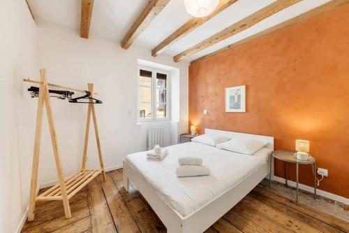 une chambre avec un grand lit blanc dans une pièce dans l'établissement Le Macareux, joli duplex, 15 min Intra-Muros, à Saint-Malo