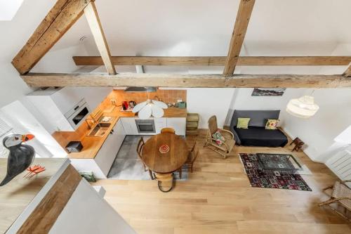une vue de tête sur une cuisine et un salon dans l'établissement Le Macareux, joli duplex, 15 min Intra-Muros, à Saint-Malo