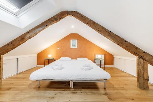 - une chambre mansardée avec un lit blanc dans l'établissement Le Macareux, joli duplex, 15 min Intra-Muros, à Saint-Malo